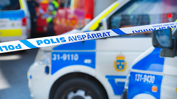 Polisbil bakom avspärrning